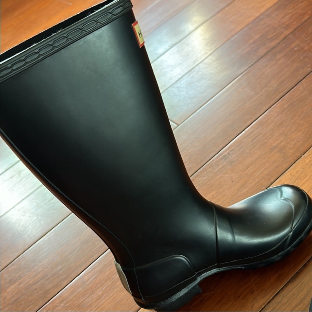 HUNTER rain boots with socks , boot buffer, duffle bag. Size US 3b/4G. Black.